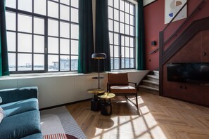 Superior Suite 4P | 起居區 | 智慧型電視