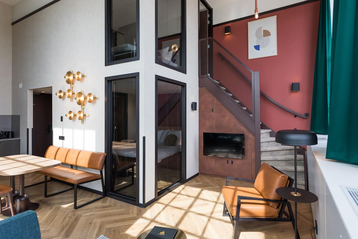 Superior Suite with Balcony - no pets | ตู้นิรภัยในห้องพัก, ห้องเก็บเสียง, Wi-Fi ฟรี, ผ้าปูที่นอน