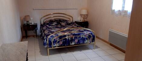 2 Schlafzimmer, Schreibtisch, Bügeleisen/Bügelbrett, WLAN