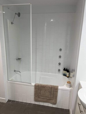 Basic-Apartment, 1 Queen-Bett | Badezimmer | Handtücher, Seife, Shampoo, Toilettenpapier