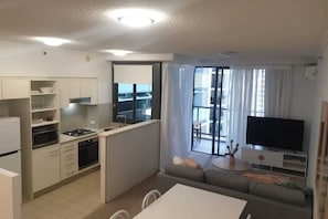 Appartement de base, 1 grand lit | Cuisine privée | Réfrigérateur, four à micro-ondes, un four, lave-vaisselle