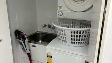 Apartamento básico, 1 cama Queen | Parte interna