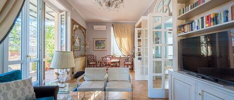 Smart TV, books, stereo