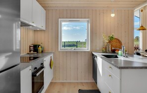 Fridge, stovetop, dishwasher, cookware/dishes/utensils - Lovely home in Kalundborg with WiFi (Kalundborg)