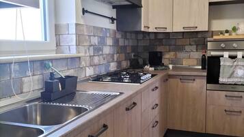 Kühlschrank, Ofen, Herdplatte, Wasserkocher mit Kaffee-/Teezubehör