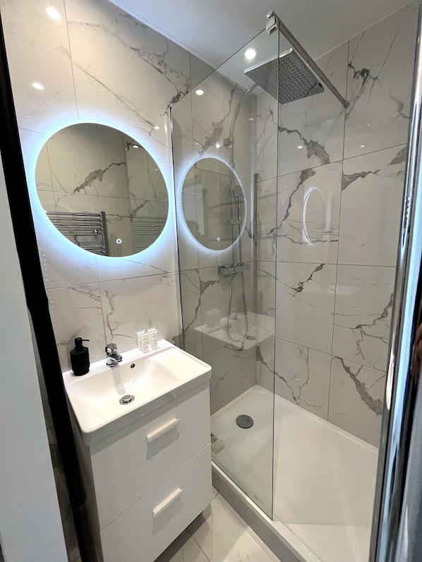 Dusche, Haartrockner, Handtücher, Toilettenpapier