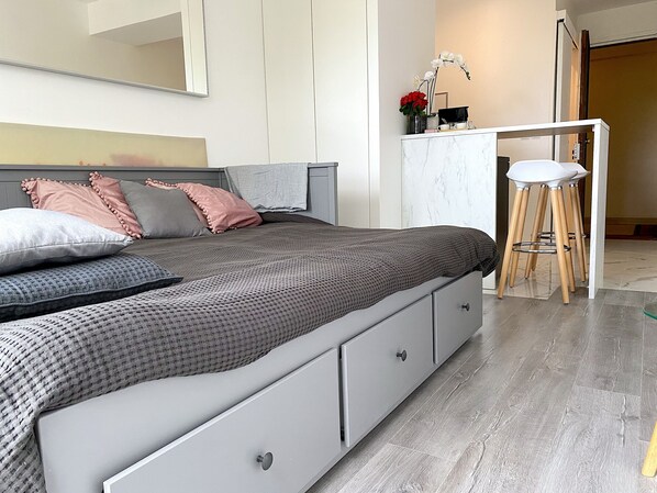 Iron/ironing board, free WiFi, bed sheets