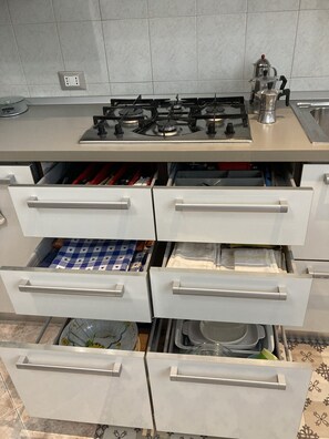 Réfrigérateur, four, plaque de cuisson, lave-vaisselle