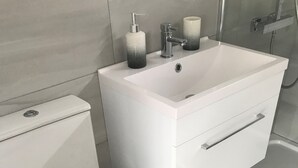 Een douche, een haardroger, handdoeken, zeep