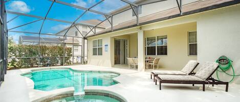 Utomhuspool och uppvärmd pool