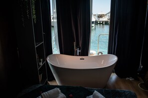 Deluxe Room, Ensuite | Indoor spa tub