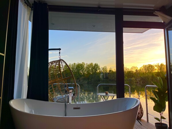 Indoor spa tub