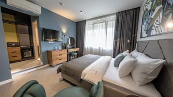 Deluxe Double Room | 1 bedroom, premium bedding, minibar, in-room safe