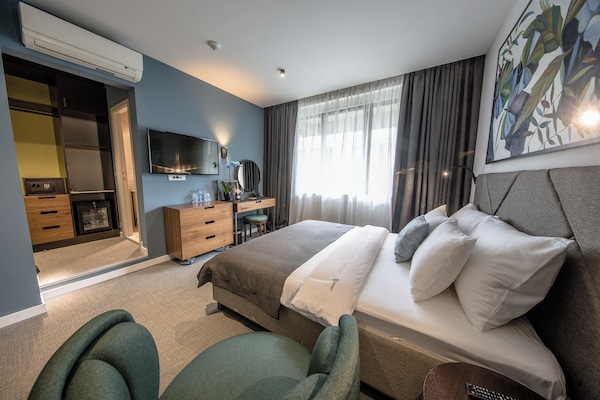 Deluxe tweepersoonskamer | 1 slaapkamer, luxe beddengoed, een minibar, een kluis op de kamer