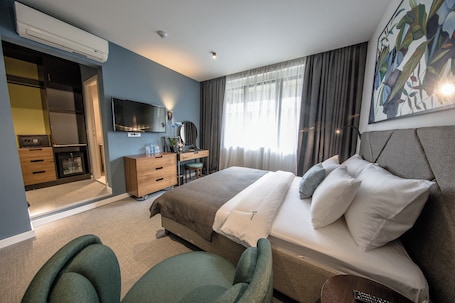 华丽双人房 | 高档床上用品、迷你吧、客房内保险箱、办公桌