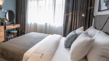 Kamar Double Standar | Seprai premium, minibar, brankas, dan meja kerja