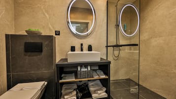 Superior-Apartment | Badezimmer | Kostenlose Toilettenartikel, Haartrockner, Bademäntel, Hausschuhe
