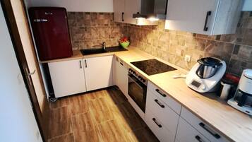 Fridge, oven, stovetop, dishwasher