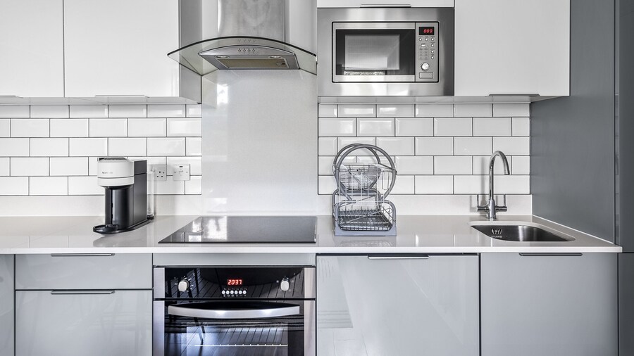 Luxurious 2 Bedroom Apartment With Free Parking