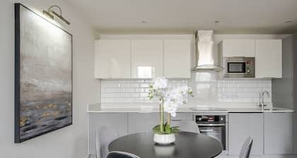 Luxurious 2 Bedroom Apartment With Free Parking