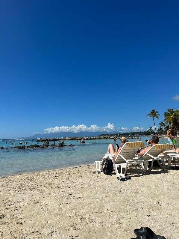 Plage à proximité, chaises longues