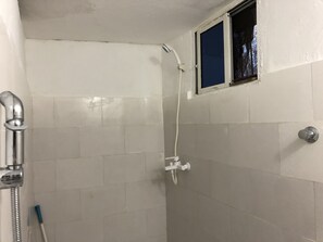 Leilighet – business, ikke-røyk, byutsikt | Bad | Dusjhode med hydromassaje, hårføner og håndklær