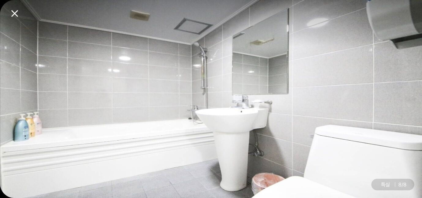 Basic Double Room | Bilik Mandi | Kelengkapan dandanan diri percuma, pengering rambut, tuala disediakan 