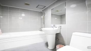 Basic Double Room | Bilik Mandi | Kelengkapan dandanan diri percuma, pengering rambut, tuala disediakan