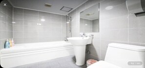 Basic Double Room | Bathroom | Free toiletries, hair dryer, towels, soap - Shangri-La (Chungju)