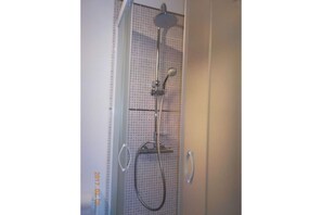 Shower, hair dryer, towels - Villa (La Chapelle-Montmartin)