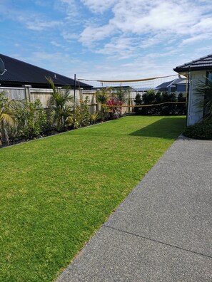 Property grounds - Luxury family home with pool, 2 mins to the beach (Papamoa)