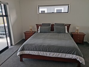 4 bedrooms, WiFi, bed sheets - Luxury family home with pool, 2 mins to the beach (Papamoa)