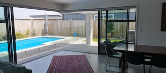 Luxury family home with pool, 2 mins to the beach