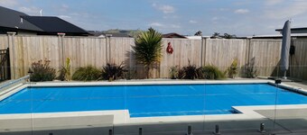 Luxury family home with pool, 2 mins to the beach