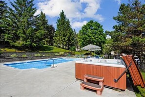 Pool - Pinnacle B18 Very spacious condo with oversized living area, with shuttle to the slopes everyday of the week. The outdoor pool, hot tub, and, tennis courts are open during summer only. (Killington)