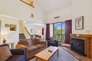TV, fireplace, DVD player - Pinnacle E25 Condo | Pool, Hot Tub | Golf Nearby (Killington)