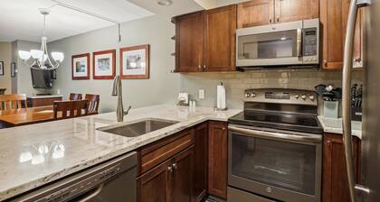 Pinnacle F01 Fully remodeled unit. The property also offers shuttle to the slopes everyday of the week.