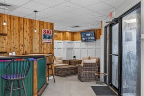 Lobby - Pinnacle E05 Close to skiing and riding, with shuttle to the slopes everyday of the week. The outdoor pool, hot tub, and, tennis courts are open during summer only. (Killington)