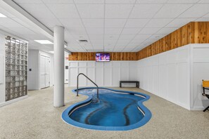 Interior - Pinnacle E05 Close to skiing and riding, with shuttle to the slopes everyday of the week. The outdoor pool, hot tub, and, tennis courts are open during summer only. (Killington)