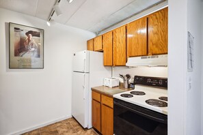 Refrigerador con congelador, microondas y parrilla de estufa 