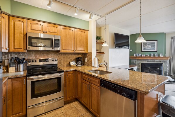 Täysikokoinen jääkaappi, mikroaaltouuni, liesi, astianpesukone