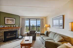 TV, fireplace, DVD player - Pinnacle Condo | Pool, Hot Tub | Golf Nearby A19 (Killington)