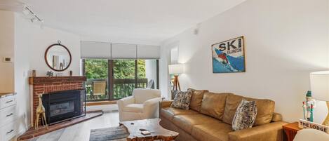 Fernseher, Kamin, DVD-Player