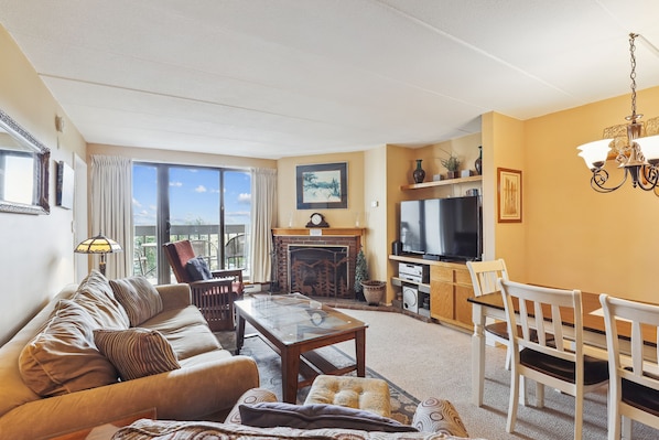 Fernseher, Kamin, DVD-Player