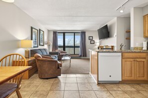 TV, fireplace, DVD player - Pinnacle F14, cozy 1 bedroom, 1 bath with shuttle to the slopes everyday of the week. The outdoor pool, hot tub, and, tennis courts are open during summer only. (Killington)