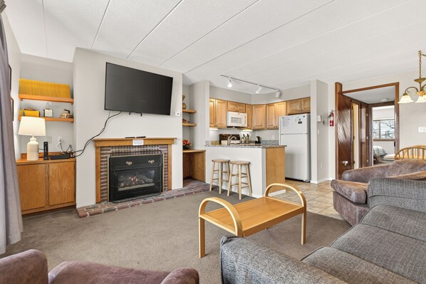 TV, fireplace, DVD player - Pinnacle F14 Condo | Pool, Hot Tub | Golf Nearby (Killington)