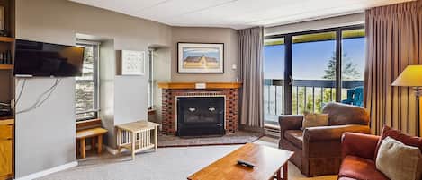 Fernseher, Kamin, DVD-Player