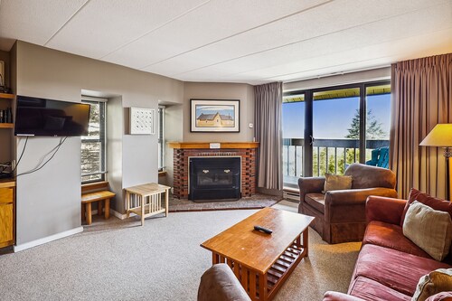 Fabulous condo with outdoor pool, hot tub, tennis course. Close to golf and hiking