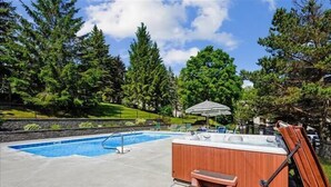 A swimming pool with a hot tub and lounge chairs. - Pinnacle Condo | Pool, Hot Tub | Golf Nearby A17 (Killington)