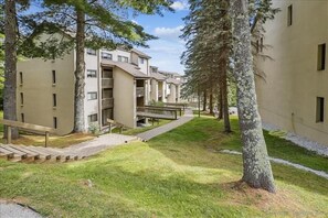 Exterior - Pinnacle B09 Wonderful condo close to the base of Killington with shuttle to the slopes everyday of the week. (Killington)